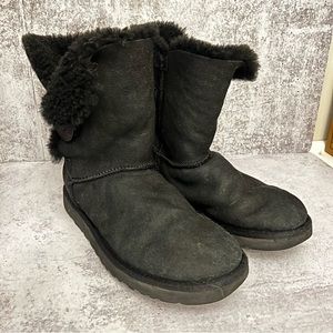 UGG Classic Bailey Button Black Shearling Boots Size 9 Furry Adjustable